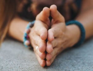 Hände beim Yoga
