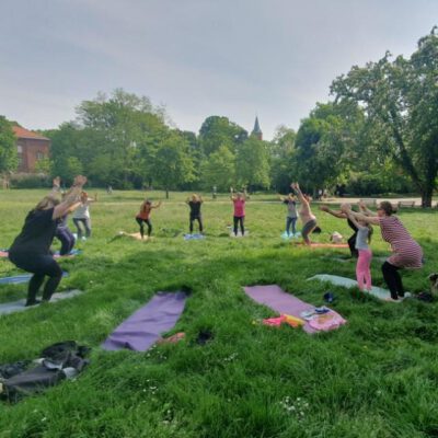 Menschen machen Yoga im Park